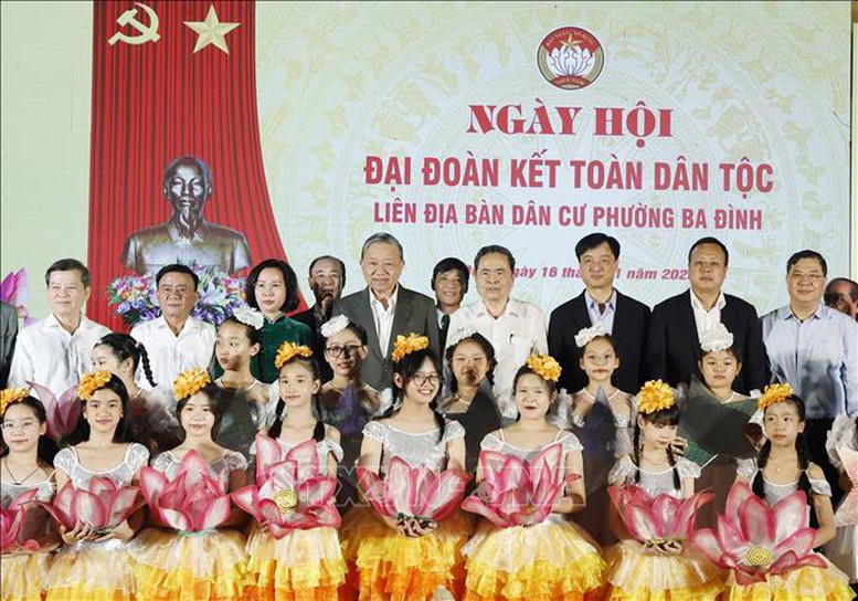Tổng Bí thư Tô Lâm, Chủ tịch Quốc hội Trần Thanh Mẫn và các đại biểu dự Ngày hội Đại đoàn kết toàn dân tộc tại liên địa bàn dân cư phường Ba Đình, Hà Nội - Ảnh: TTXVN