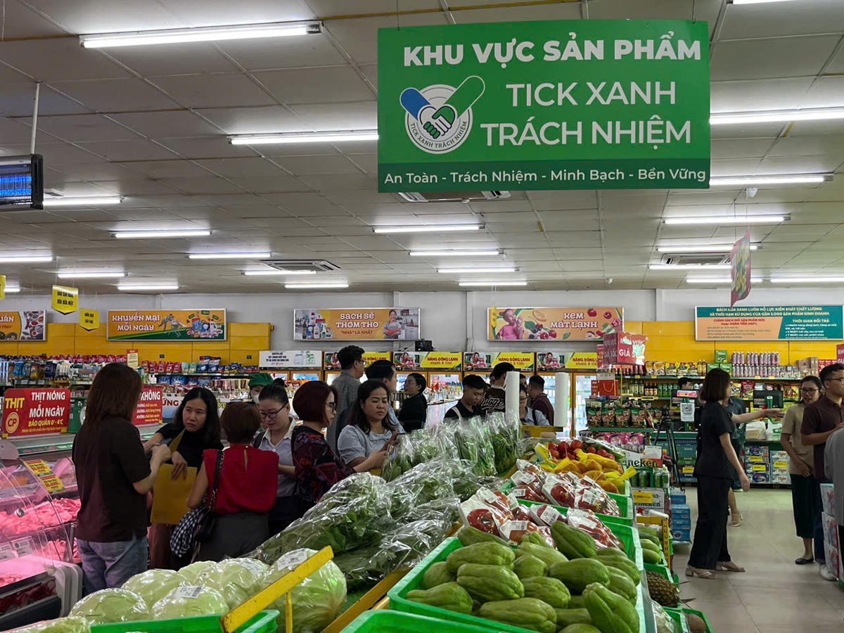 Nhiều sản phẩm tại các siêu thị trên địa bàn TP Hồ Chí Minh đã áp dụng "Tick xanh trách nhiệm". Ảnh: H.T