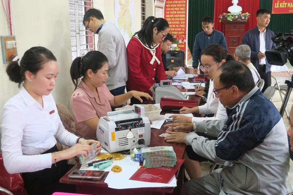 Người dân xã Kiến Hải nhận kinh phí giải phóng mặt bằng phục vụ Dự án tuyến đường sắt Lào Cai - Hà Nội - Hải Phòng. Ảnh: CTV.&nbsp;