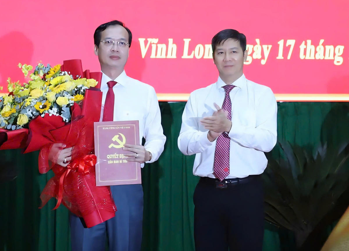 Ông Nguyễn Thành Tâm, Phó trưởng Ban Tổ chức Trung ương đã trao quyết định  điều động, ông Trần Trí Quang để giới thiệu bầu làm Chủ tịch UBND tỉnh Vĩnh Long. Ảnh TN.&nbsp;