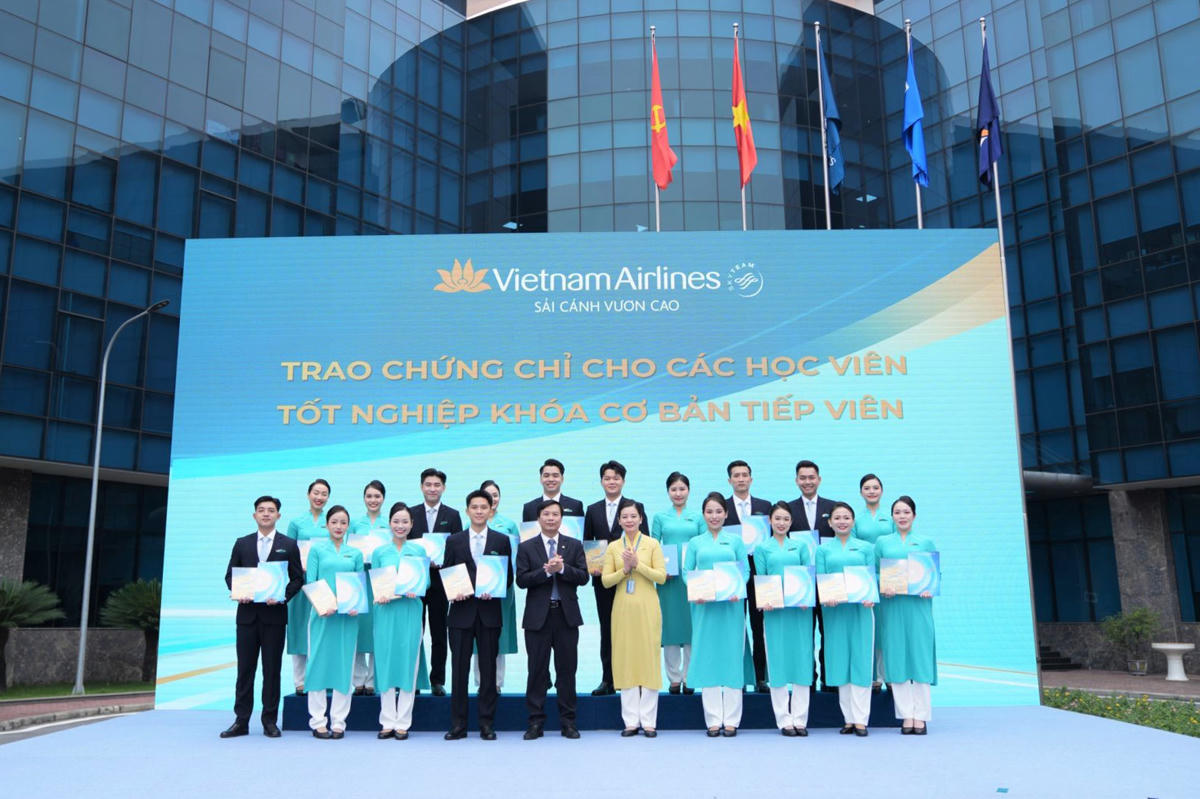 Khoảnh khắc trao chứng chỉ tốt nghiệp khóa tiếp viên cơ bản là một điểm nhấn trong chương trình của Ngày hội, thể hiện nỗ lực của Vietnam Airlines trong đào tạo nguồn nhân lực chất lượng cao. Niềm tự hào hiện rõ trên gương mặt các học viên bởi đây  là dấu mốc quan trọng ghi nhận sự cố gắng và nỗ lực của họ, mở ra bước khởi đầu đầy ý nghĩa cho hành trình nghề nghiệp trong ngành hàng không. 

