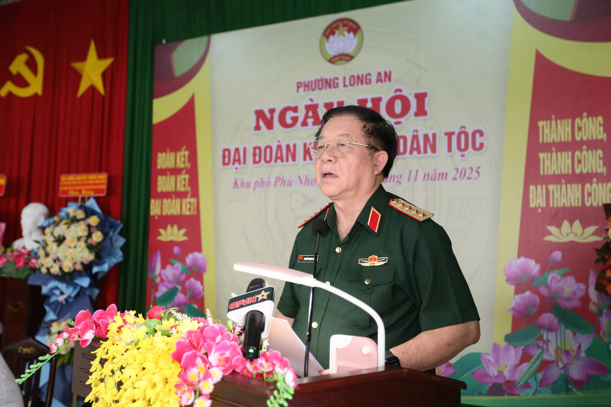 Đại tướng Nguyễn Trọng Nghĩa chung vui cùng bà con nhân dân tại Ngày hội Đại đoàn kết. Ảnh: Đ.X.