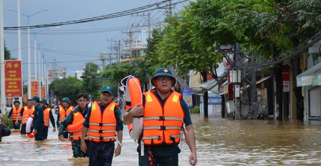Các lực lượng được tăng cường đến vùng ngập lụt để hỗ trợ di chuyển người dân phường Tây Nha Trang (Khánh Hòa). (ảnh CTV)