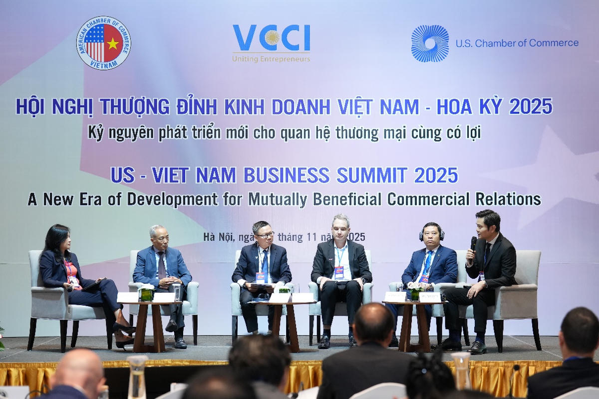Ông Bryan Ty (bìa phải) tham gia tọa đàm tại Hội nghị Thượng đỉnh Kinh doanh Việt Nam – Hoa Kỳ ngày 12/11/2025.