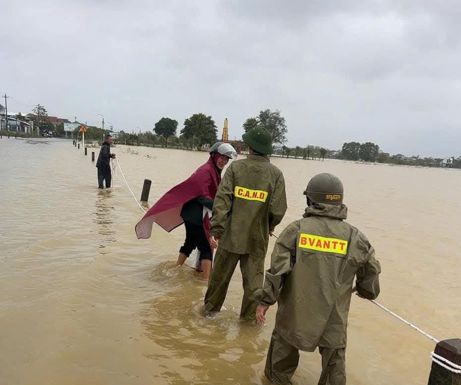 Lực lượng chức năng tiến hành giăng dây tại khu vực ngập sâu, nước chảy siết. Ảnh: CAP Kim Trà.