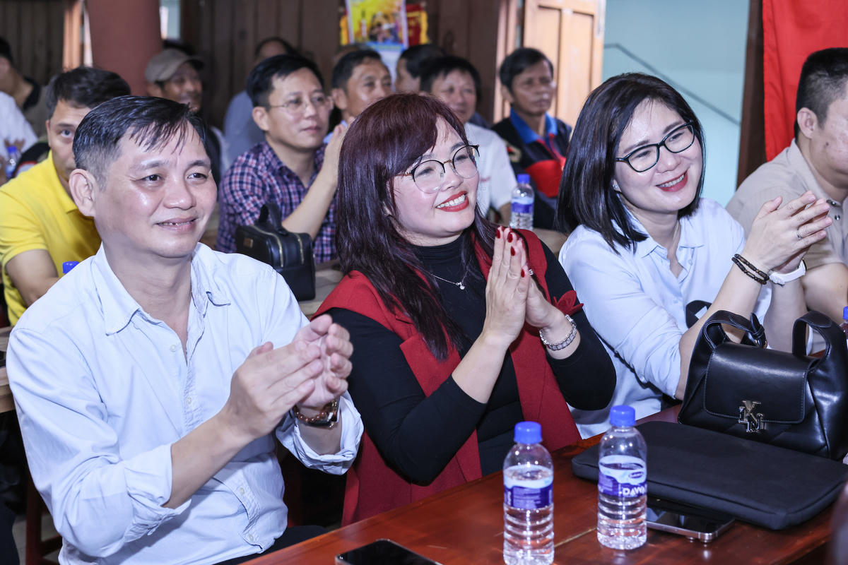 Các đại biểu chung vui cùng bà con trong ngày hội. Ảnh: Quang Vinh.