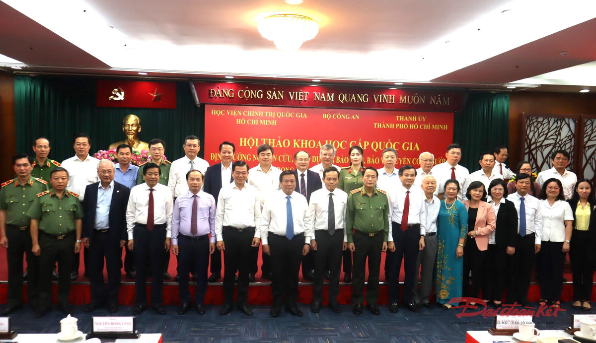 Đại biểu chụp ảnh lưu niệm tại hội thảo khoa học cấp quốc gia. Ảnh: Hồng Phúc.