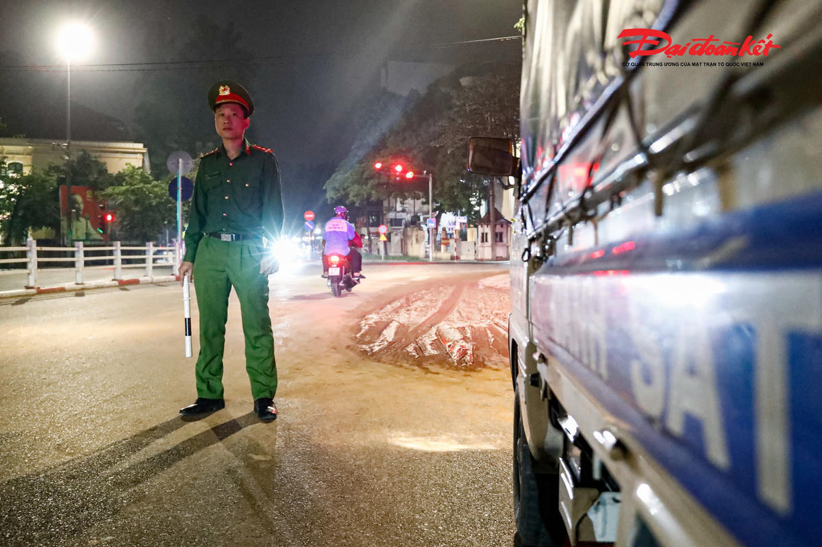 Lực lượng chức năng cũng có mặt trong đêm để cảnh báo người dân.