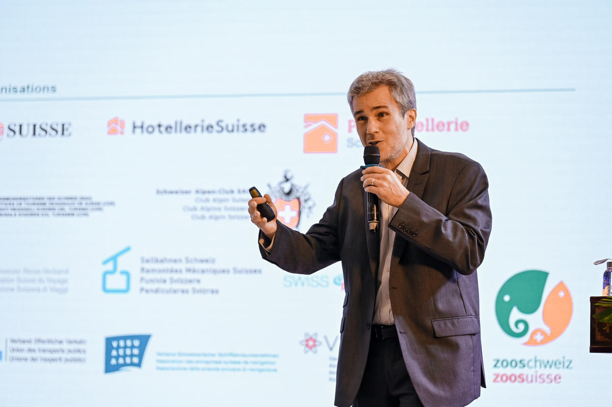 Giáo sư Fabian Weber, Đại học HSLU Thụy Sỹ chia sẻ định hướng và kinh nghiệm phát triển du lịch bền vững trên thế giới. Ảnh: Đình Minh