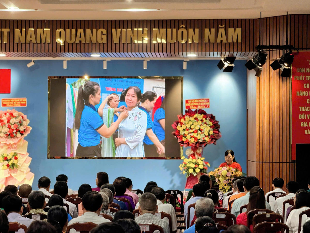 Bà Nguyễn Thị Nhung –Chủ tịch Ủy ban MTTQ Việt Nam phường Thới An ôn lại truyền thống 95 năm hình thành và phát triển của Mặt trận Dân tộc thống nhất Việt Nam. Ảnh: Hồng Phúc.