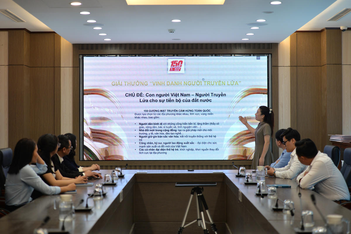 Đại diện Báo Đại đoàn kết khu vực Đông Bắc Bộ đã trao đổi các nội dung liên quan đến Giải thưởng “Vinh danh Người truyền lửa”. Ảnh: Ngọc Anh.