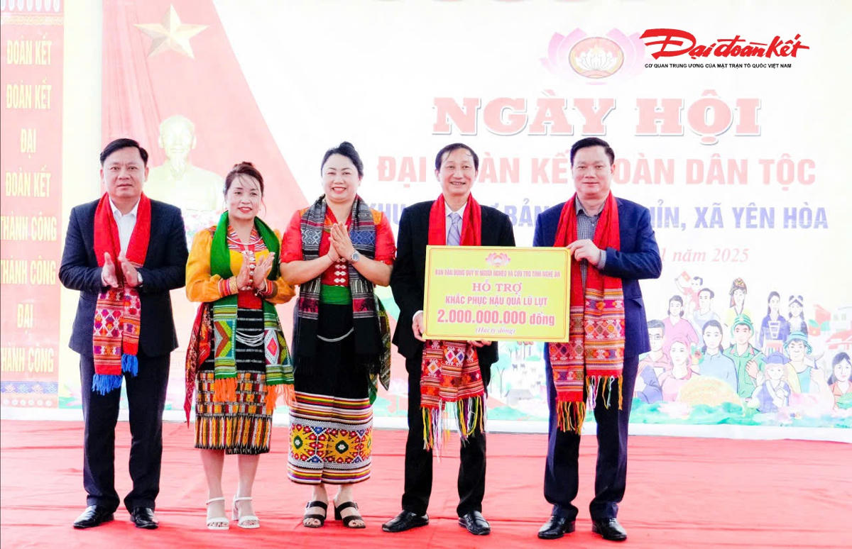 Bí thư Tỉnh ủy Nghệ An Nguyễn Khắc Thận trao 2 tỷ đồng hỗ trợ xã Yên Hòa khắc phục hậu quả thiên tai, bão lũ vừa qua. Ảnh: PB.