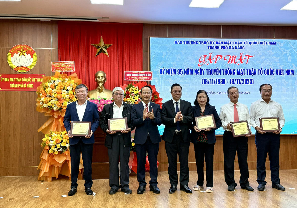 Ông Nguyễn Đình Vĩnh, ông Lê Trí Thanh tặng quà tri ân các nguyên lãnh đạo Ủy ban Mặt trận Tổ quốc Việt Nam các thời kỳ. Ảnh: Nguyễn Tú.