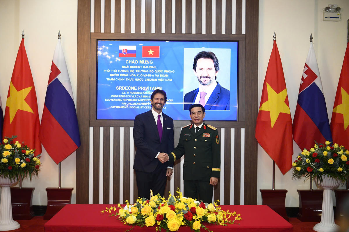 Đại tướng Phan Văn Giang và Phó Thủ tướng, Bộ trưởng Bộ Quốc phòng Slovakia Robert Kalinak. Ảnh: Tuấn Huy.