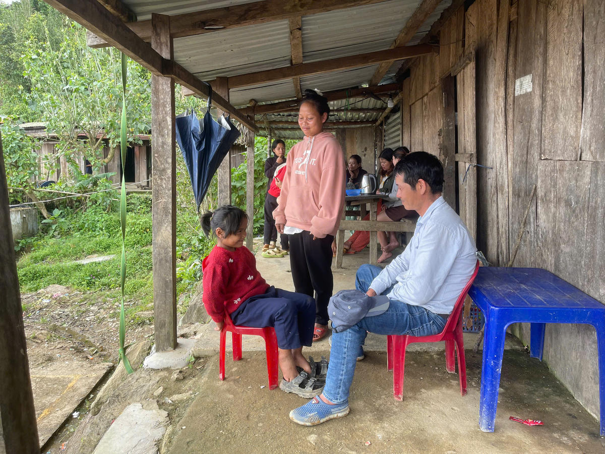 Thầy Vỹ cùng học sinh. Ảnh: NVCC