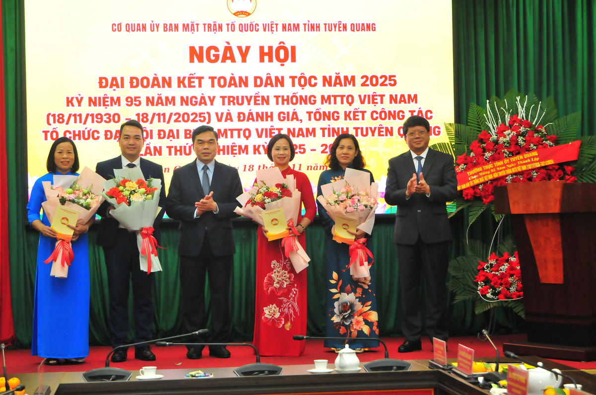 Lãnh đạo Ủy ban MTTQ Việt Nam tỉnh Tuyên Quang tặng hoa chúc mừng các cá nhân có nhiều đóng góp trong công tác Mặt trận. Ảnh: Xuân Trường.