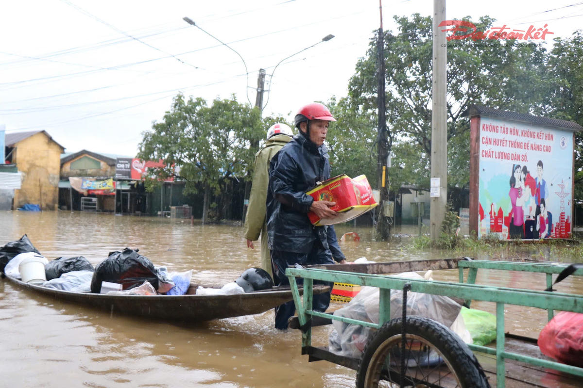 Ông Thành đang cố vớt vác những gì còn sót lại sau cơn lũ. Ảnh: N.Q.