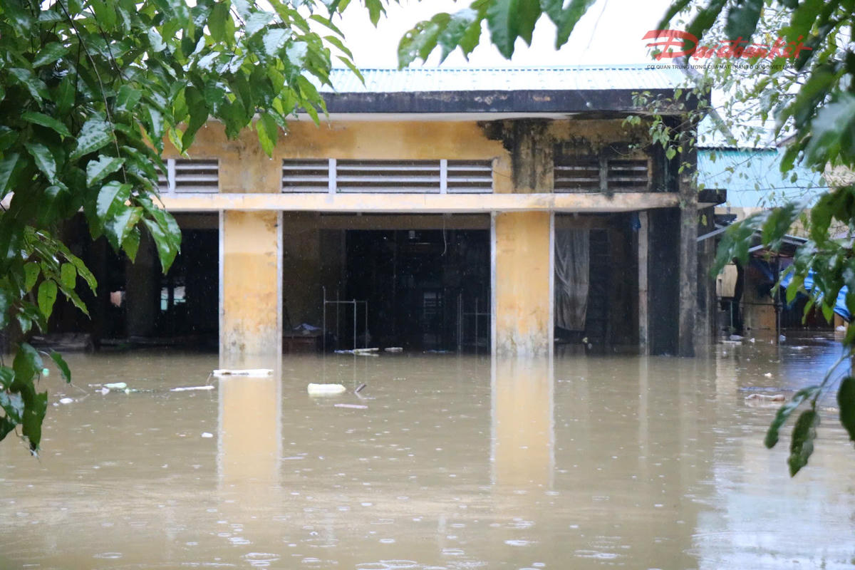 Lũ đổ về trong đêm nhấn chìm khu chợ Phong Mỹ. Ảnh: N.Q.