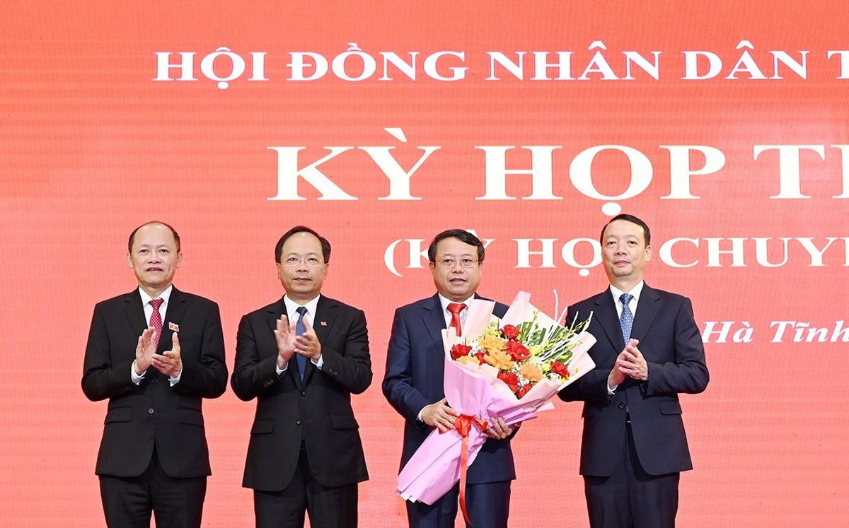 Ban Thường trực Tỉnh ủy Hà Tĩnh chúc mừng tân Phó Chủ tịch HĐND tỉnh Dương Tất Thắng. Ảnh: BHT.