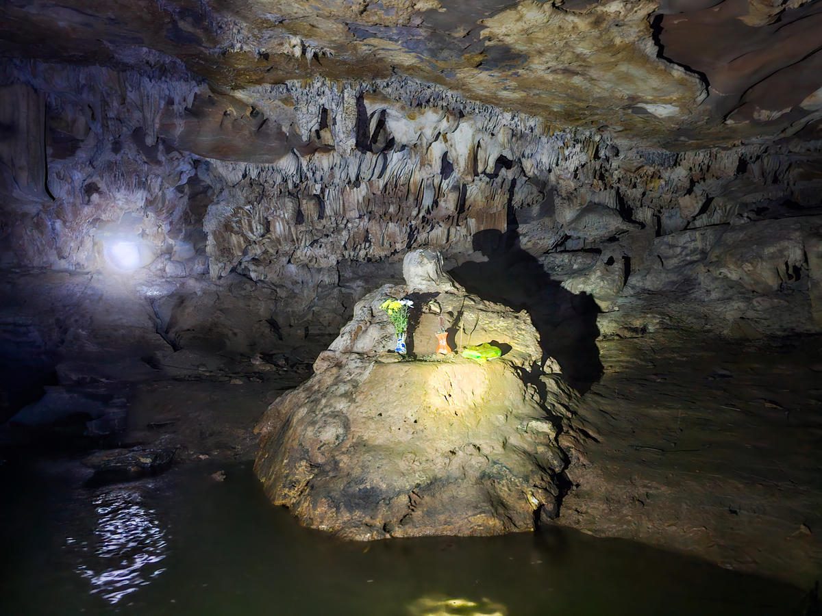 Khối nhũ đá đặc biệt, giống hình tượng Phật đang ngồi thiền. Ảnh: Đình Minh