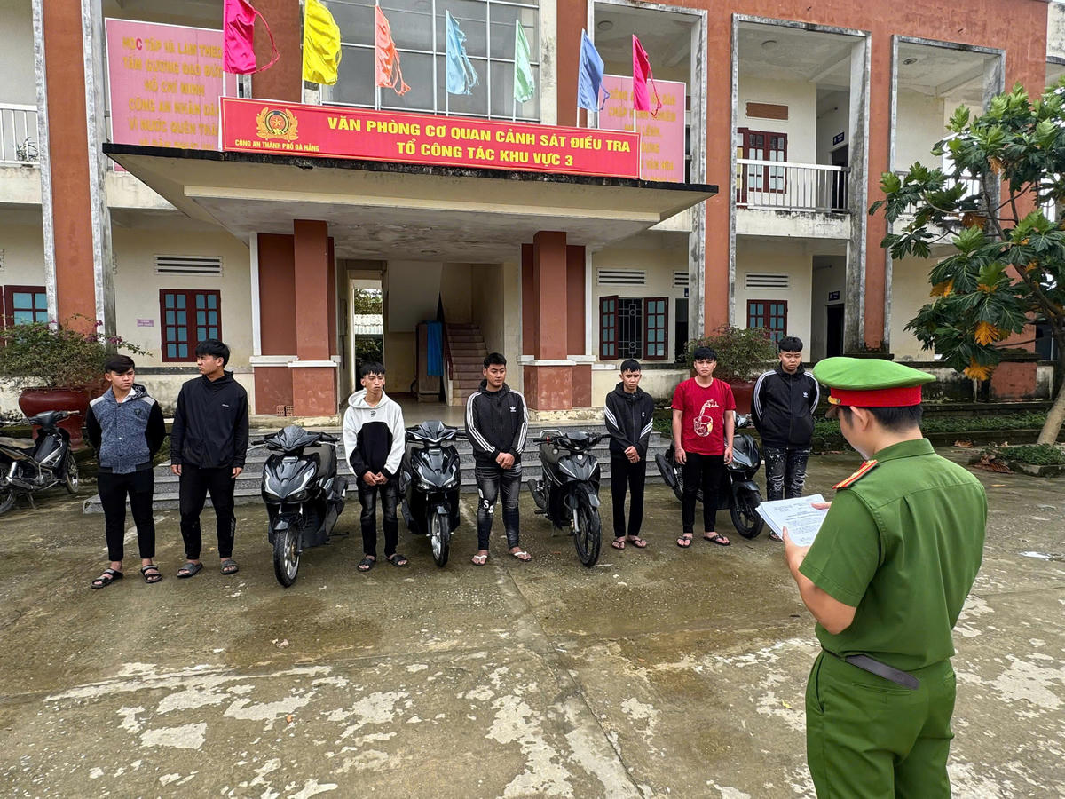 Lực lượng Công an TP Đà Nẵng đọc quyết định khởi tố nhóm thanh niên về tội gây rối trật tự công cộng. Ảnh: CV.