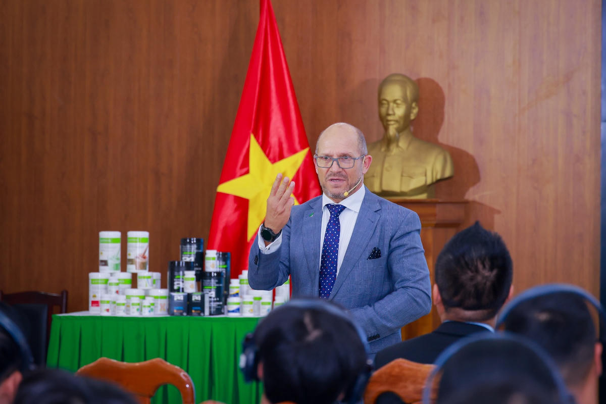 Herbalife Việt Nam đồng hành cùng Liên đoàn Bóng đá Việt Nam về dinh dưỡng thể thao