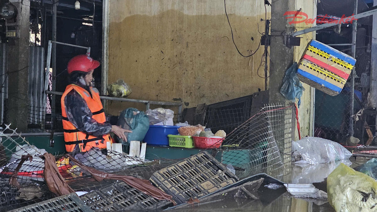 Nhiều tiểu thương ở chợ Phong Mỹ gần như mất trắng chỉ sau 1 đêm. Ảnh:N.Q.