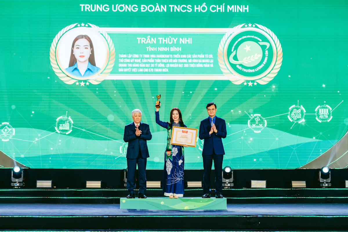 Chị Trần Thùy Nhi giành giải thưởng Lương Định Của năm 2024. Ảnh: T.N