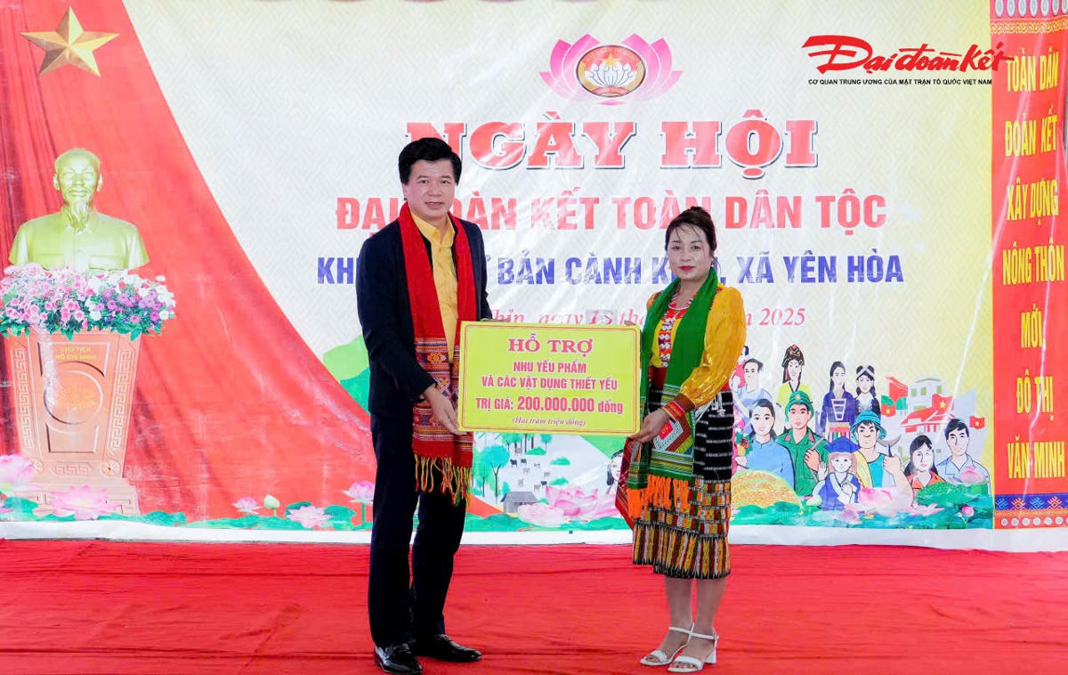 Ông Nguyễn Đình Hùng, Phó Chủ tịch Thường trực Ủy ban MTTQ tỉnh Nghệ An trao quà của Ủy ban MTTQ tỉnh cho Ủy ban MTTQ xã Yên Hòa. Ảnh: PB.