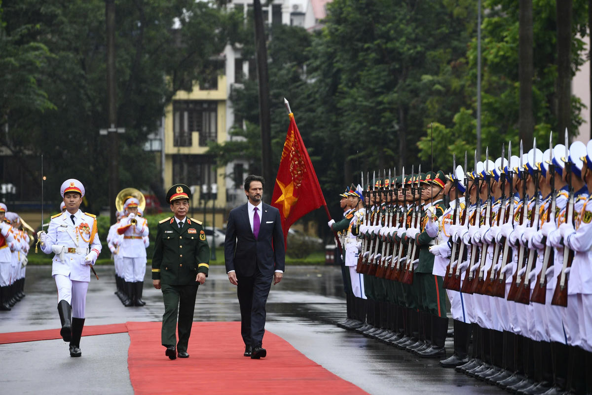 Đại tướng Phan Văn Giang và Phó Thủ tướng, Bộ trưởng Bộ Quốc phòng Slovakia Robert Kalinak duyệt đội danh dự QĐND Việt Nam. Ảnh: Tuấn Huy.