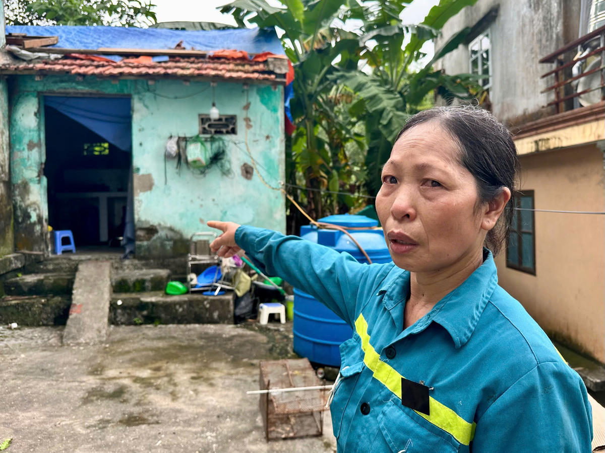 Bà Bùi Thị Xen chia sẻ về nỗi lo lắng khi căn nhà của gia đình xuống cấp mà không thể sửa sang, xây mới vì vướng quy hoạch dự án "treo". Ảnh: Ngọc Anh.