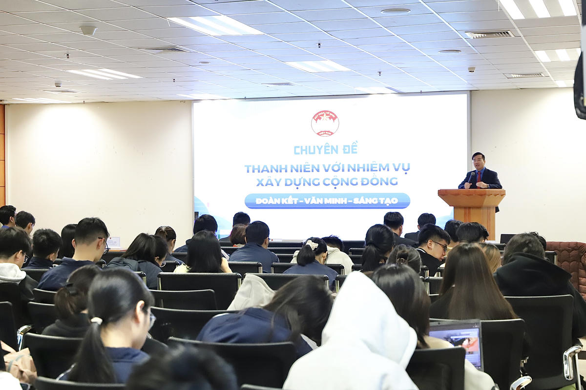 Bí thư Đoàn Thanh niên&nbsp;MTTQ, các đoàn thể Trung ương&nbsp;Nguyễn Nhất Linh trình bày nội dung chuyên đề tại Tọa đàm.. 