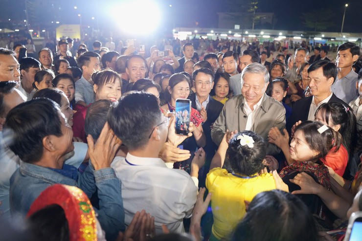 Tổng Bí thư Tô Lâm chung vui cùng nhân dân phường Thượng Cát (TP. Hà Nội) trong ngày Hội đại đoàn kết. Ảnh: TTXVN