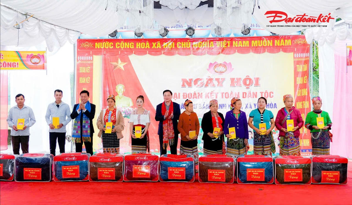 Bí thư Tỉnh ủy Nguyễn Khắc Thận và đại diện lãnh đạo UBND tỉnh Nghệ An trao quà cho các hộ dân khó khăn tại bản Cành Khỉn. Ảnh: PB.