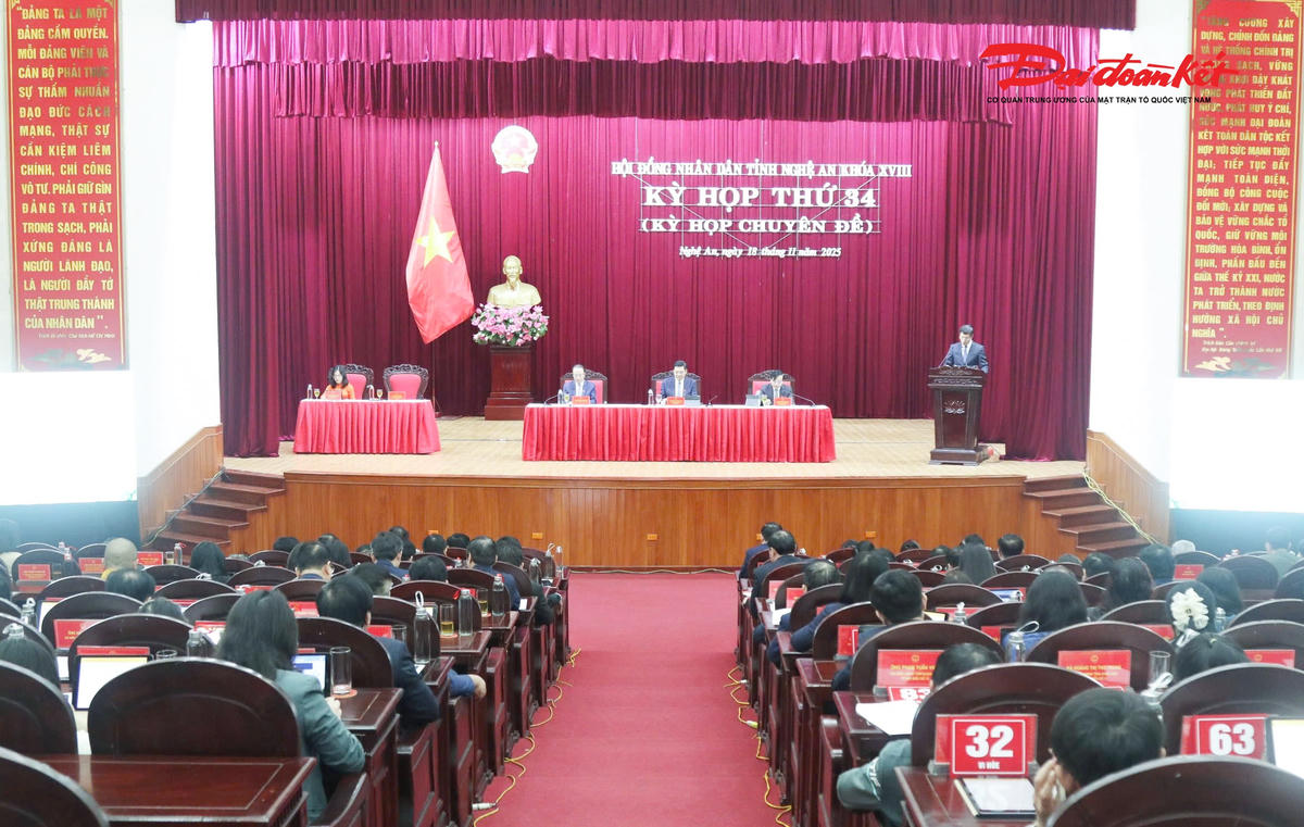Chiều 18/11,&nbsp;Hội đồng nhân dân tỉnh (HĐND) Nghệ An khóa XVIII, nhiệm kỳ 2021–2026 tổ chức kỳ họp chuyên đề đã tiến hành kiện toàn công tác nhân sự thuộc thẩm quyền. Ảnh: PB