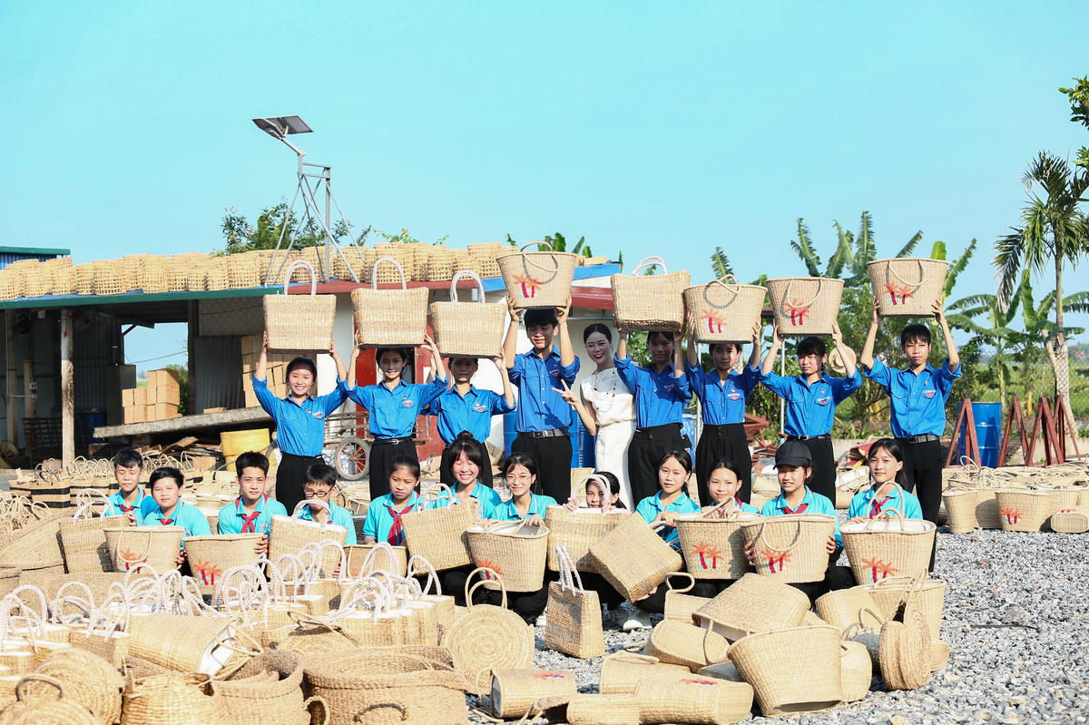 Học sinh các trường Tiểu học, THCS, THPT trên địa bàn tỉnh Ninh Bình thăm quan, trải nghiệm nghề làm cói tại nhà xưởng của gia đình chị Nhi. Ảnh: Đình Minh