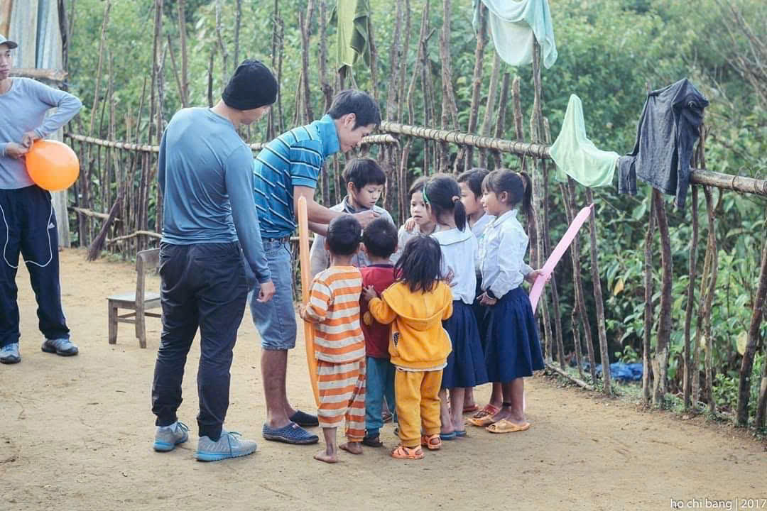 Người thầy bắc những nhịp cầu vượt khó cho học trò miền núi