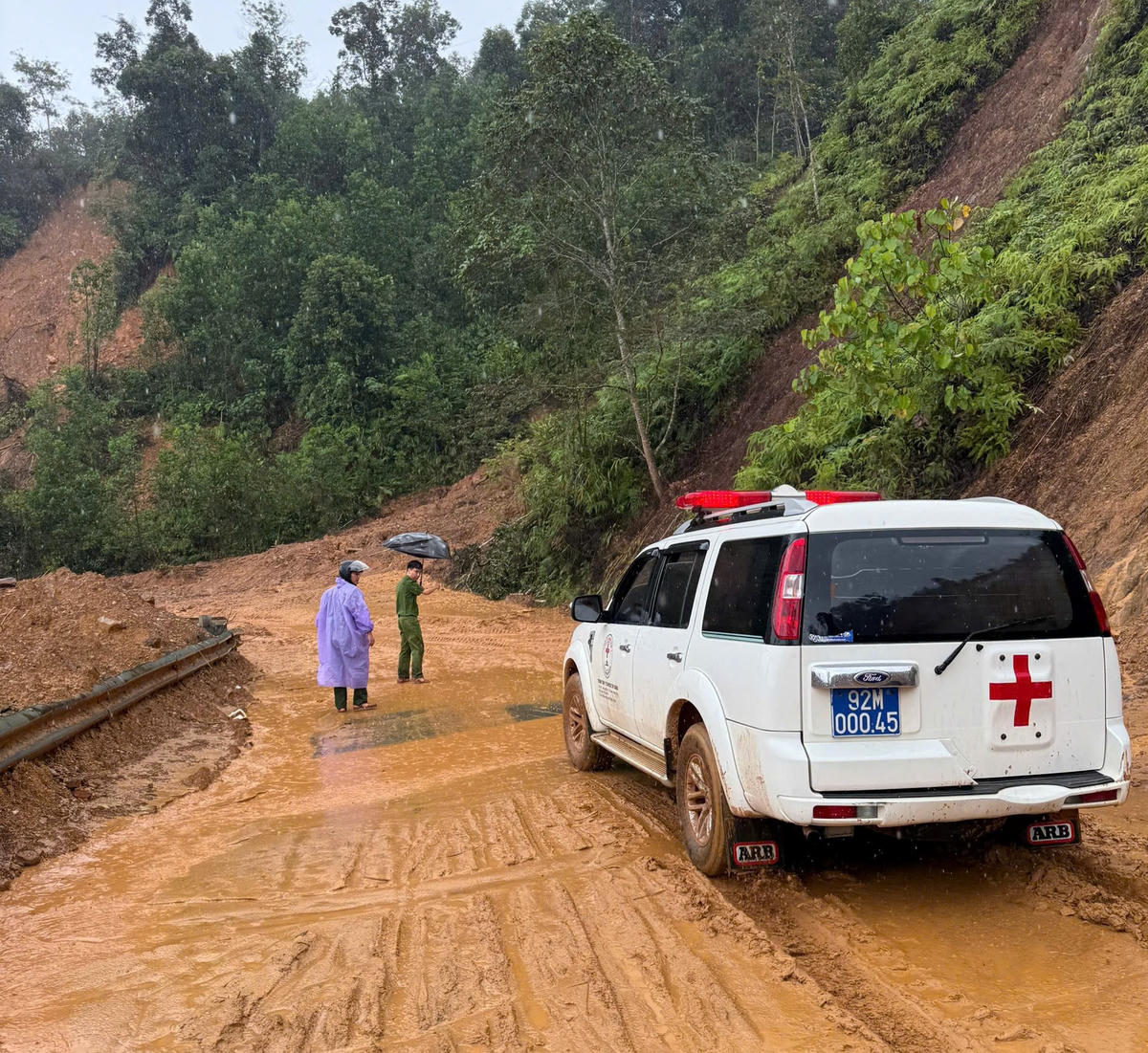 Xe cấp cứu chở&nbsp;bệnh nhân Alăng đi cấp cứu tại bệnh viện. Ảnh: CV.