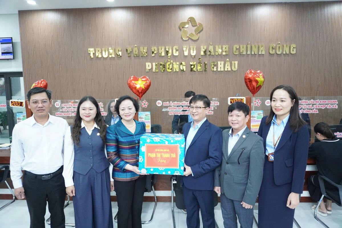 Phó Thủ tướng Phạm Thị Thanh Trà tặng quà cho cán bộ, nhân viên của Trung tâm Phục vụ hành chính công phường Hải Châu. Ảnh: Tấn Thành.