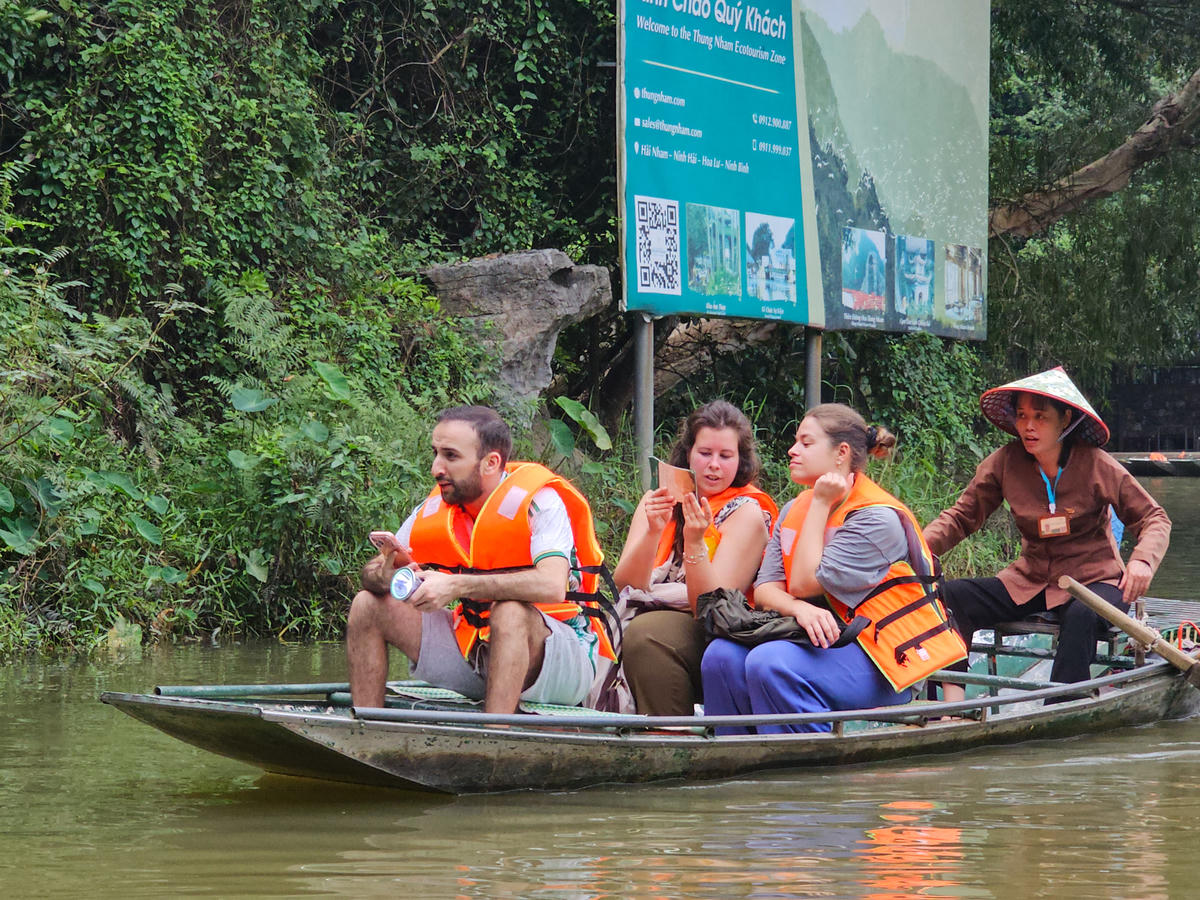 Từ bến thuyền, du khách quốc tế tiến vào hang Bụt. Ảnh: Đình Minh