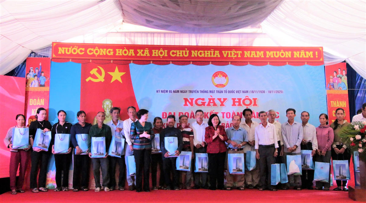 Chủ tịch Ủy ban Trung ương MTTQ Việt Nam Bùi Thị Minh Hoài tặng quà nhân dân xã Gò Nổi có hoàn cảnh khó khăn. Ảnh: Tấn Thành.