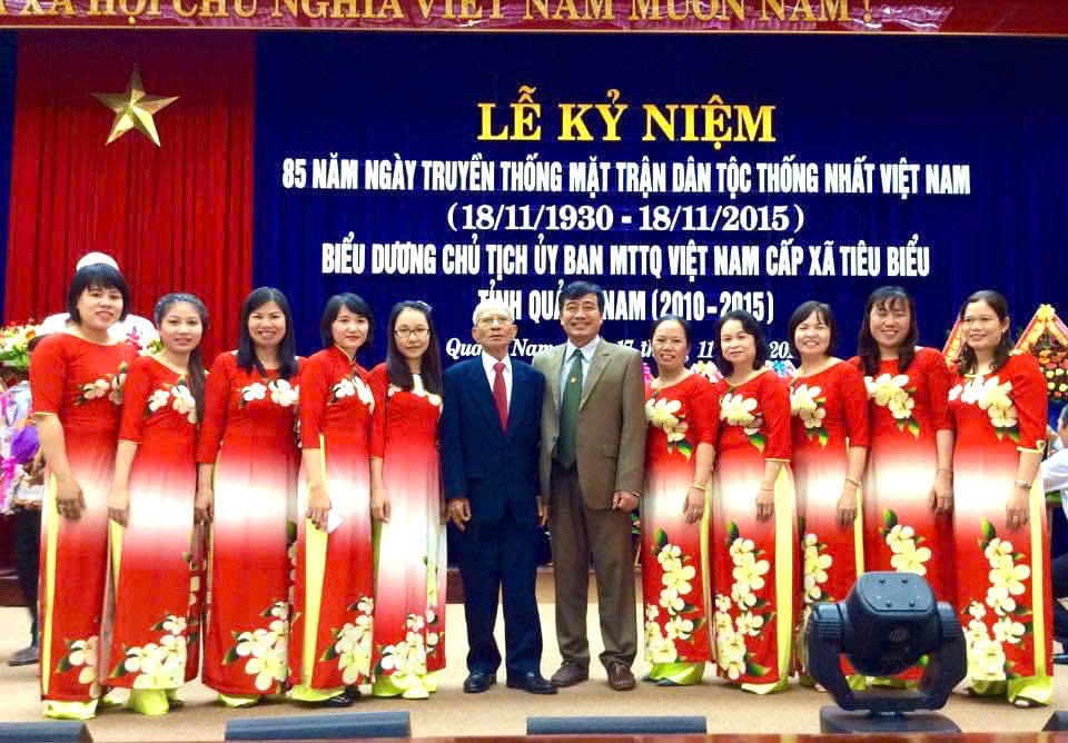 Ảnh chụp lưu niệm tại Lễ kỷ niệm 85 năm Ngày truyền thống mặt trận thống nhất Việt Nam (18/11/1930-18/11/2015) và Biểu dương Chủ tịch Uỷ ban MTTQ Việt Nam cấp xã tiêu biểu tỉnh Quảng Nam 2010-2015. Ảnh: NVL.