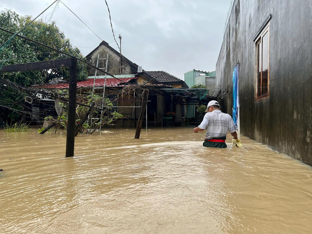 Nhiều khu vực nhà dân bị ngập sâu vẫn chưa thể tiếp cận ở xã Tuy Phước. Ảnh: CV.