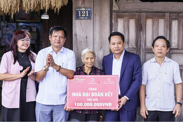 Nhà báo Trương Thành Trung, Tổng Biên tập Báo Đại đoàn kết cùng đại diện lãnh đạo Agribank chi nhánh Bắc Đắk Lắk trao tặng nhà Đại đoàn kết trị giá 100 triệu đồng cho gia đình bà Lê Thị Hà.