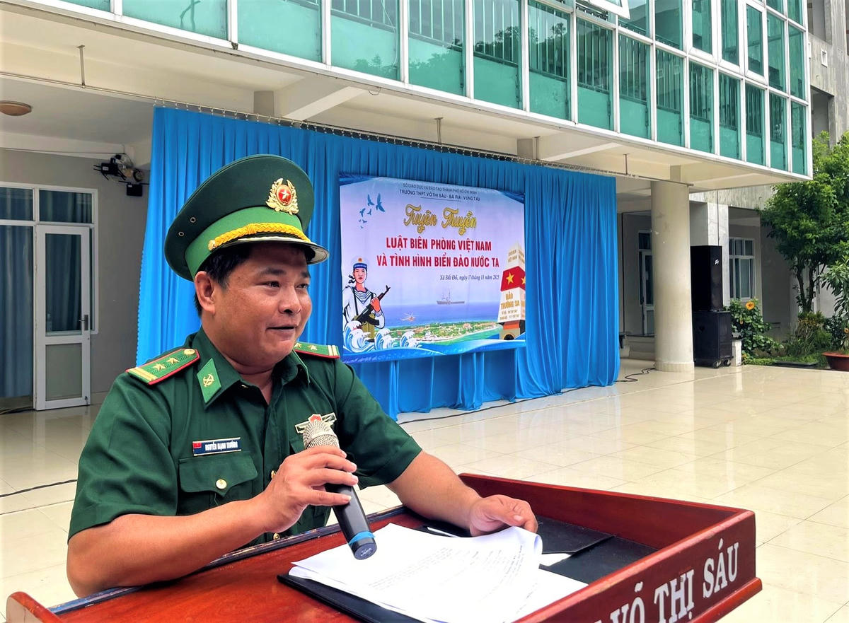 Trung tá Nguyễn Mạnh Trường, Chính trị viên phó Đồn Biên phòng Phước Hải tuyên truyền Luật Biên phòng Việt Nam cho học sinh và cán bộ, giáo viên Trường THPT Võ Thị Sáu. Ảnh: Quang Anh.