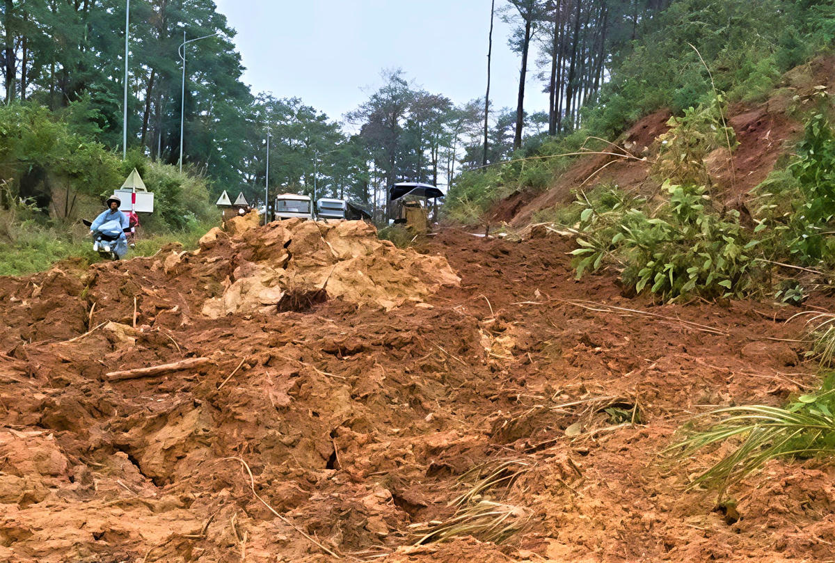 Quốc lộ 24 bị sạt lở phương tiện lưu thông khó khăn. Ảnh: CV.