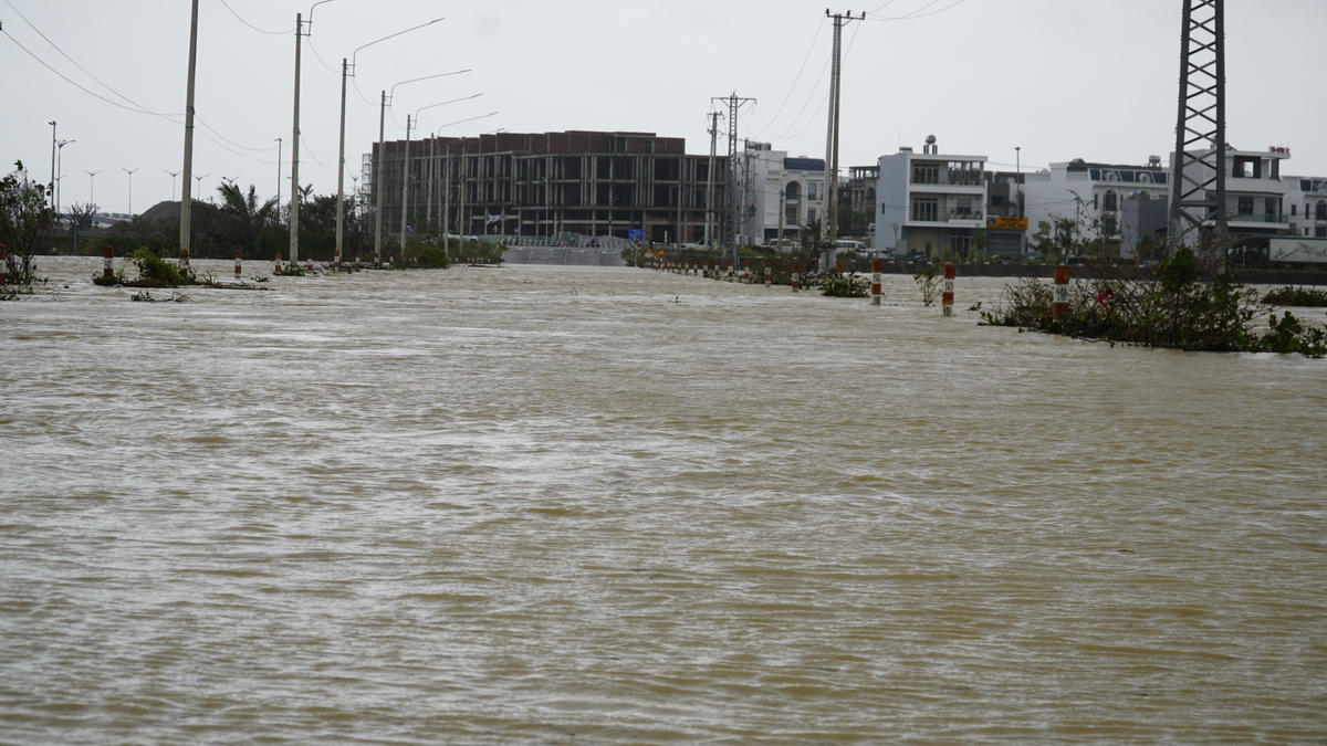 Một số tuyến đường ở khu dân cư phường Quy Nhơn Đông bị ngập nước. Ảnh: CV.