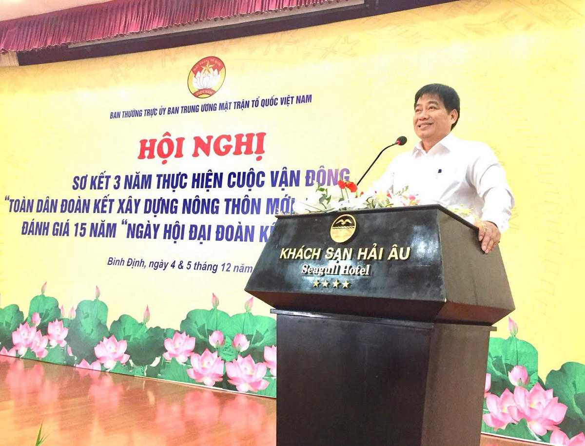 Thay mặt Ban Thường trực Uỷ ban MTTQ Việt Nam tỉnh Quảng Nam (cũ) báo cáo tham luận tại Hội nghị do UBTƯ MTTQ Việt Nam tổ chức tại Bình Định. Ảnh: NVL.