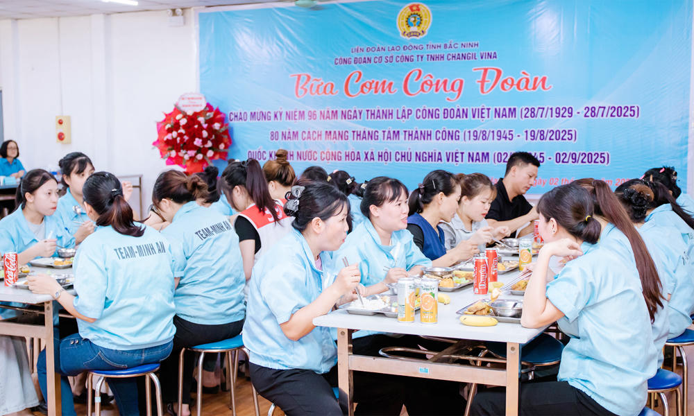 “Bữa ăn Công đoàn” tại một doanh nghiệp trên địa bàn phường Hạp Lĩnh để chăm lo tốt hơn cho người lao động. Ảnh: Tường Vi