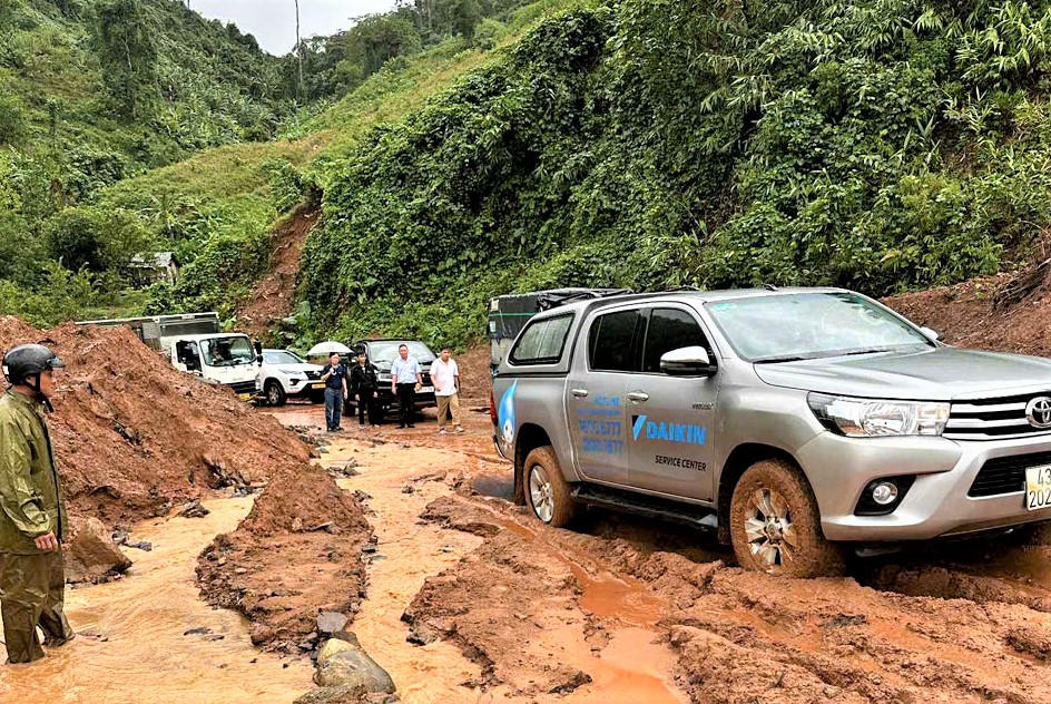 Đường Hồ Chí Minh bị sạt lở nghiêm trọng. Ảnh: CV.